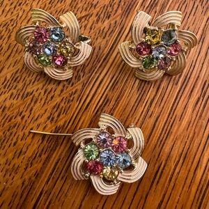 VINTAGE, Sarah Coventry earings clip on and matching pin/brooch.